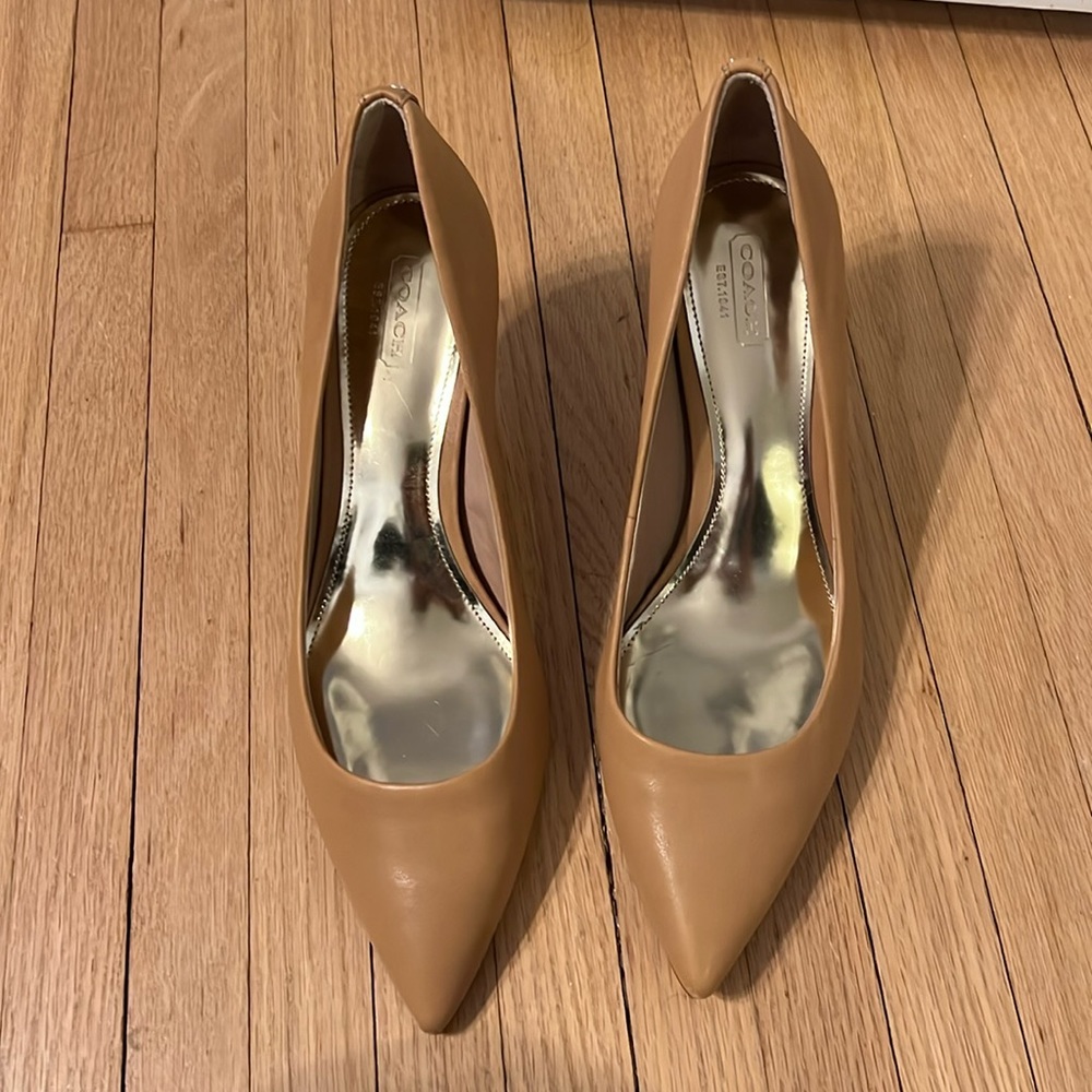 NWOT Coach Tan Nude Leather Pump Size 9